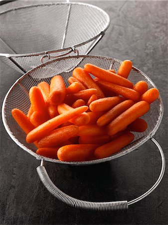 passoire - Young carrots in a metal sieve Foto de stock - Con derechos protegidos, Código: 825-07077840