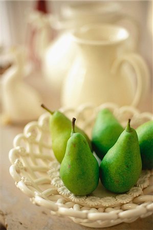 simsearch:825-07078261,k - Pichon pears in a china basket Foto de stock - Direito Controlado, Número: 825-07077879