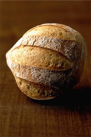 simsearch:825-07077747,k - Small round bread loaf Photographie de stock - Rights-Managed, Code: 825-07077872