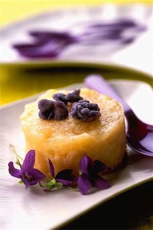 simsearch:825-07077994,k - Rice pudding with crystallized violets Stockbilder - Lizenzpflichtiges, Bildnummer: 825-07077885