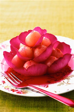 Lychee and rose petal pyramid Stockbilder - Lizenzpflichtiges, Bildnummer: 825-07077883