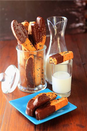 simsearch:652-05807525,k - Raisin Croquants dipped in chocolate,glass and jug of milk Photographie de stock - Rights-Managed, Code: 825-07077901