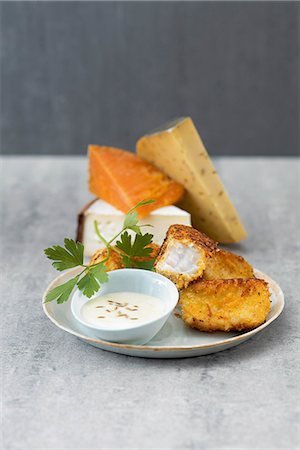 Fish-nuggets with cheese sauce Foto de stock - Con derechos protegidos, Código: 825-07077915