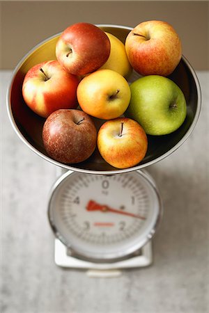 simsearch:825-07078261,k - Assorted apples on scales Fotografie stock - Rights-Managed, Codice: 825-07077926