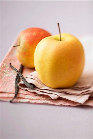 simsearch:825-05985466,k - Apples and vanilla pods Stock Photo - Rights-Managed, Code: 825-07077923