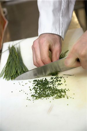 simsearch:825-03627005,k - Person chopping chives Stockbilder - Lizenzpflichtiges, Bildnummer: 825-07077951