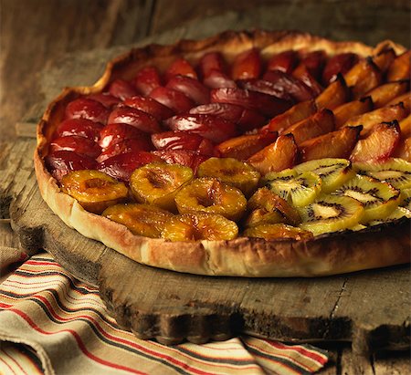 simsearch:825-05985425,k - Mixed fruit tart Stockbilder - Lizenzpflichtiges, Bildnummer: 825-07077964