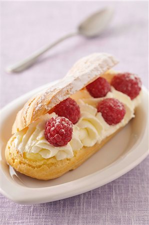 simsearch:825-06047171,k - Choux bun flled with whipped cream and raspberries Photographie de stock - Rights-Managed, Code: 825-07077978