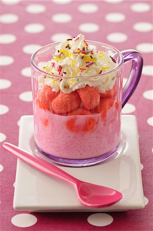 simsearch:652-07655598,k - Marshmallow cream,strawberry Tagada candies and whipped cream Verrine Foto de stock - Con derechos protegidos, Código: 825-07077998