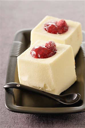 simsearch:825-07522479,k - Coconut squares with raspberry hearts Photographie de stock - Rights-Managed, Code: 825-07077991