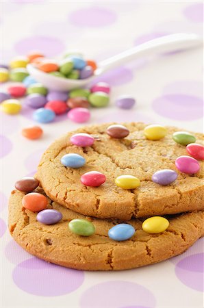 simsearch:652-07655538,k - Cookies decorated with Smarties Stockbilder - Lizenzpflichtiges, Bildnummer: 825-07077993