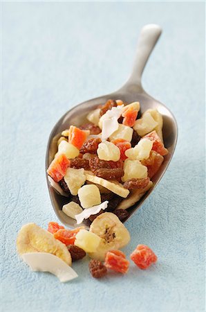 dried fruits - Scoopful of dried fruit Foto de stock - Con derechos protegidos, Código: 825-07078003