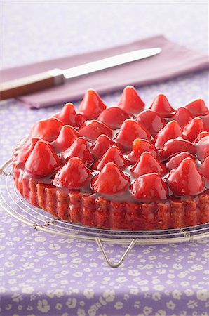 simsearch:652-05807888,k - Strawberry tart Foto de stock - Con derechos protegidos, Código: 825-07078036