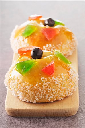 Royaumes,Epiphany brioches with candied fruit and sugar Fotografie stock - Rights-Managed, Codice: 825-07078033