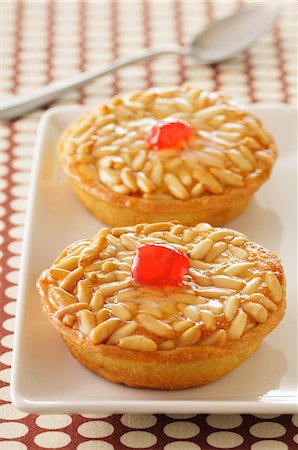 simsearch:825-07652754,k - Pine nut tartlets Foto de stock - Con derechos protegidos, Código: 825-07078040