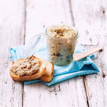 Jar of potted tuna Photographie de stock - Rights-Managed, Code: 825-07078065