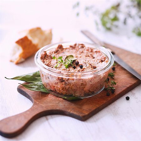 simsearch:652-07655810,k - Pot of country paté Photographie de stock - Rights-Managed, Code: 825-07078073