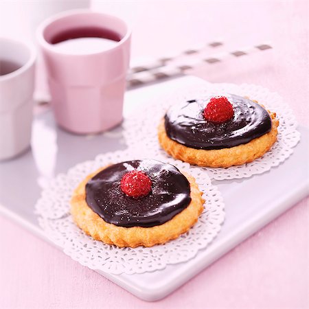 simsearch:652-05808734,k - Chocolate-raspberry tartlets Photographie de stock - Rights-Managed, Code: 825-07078085