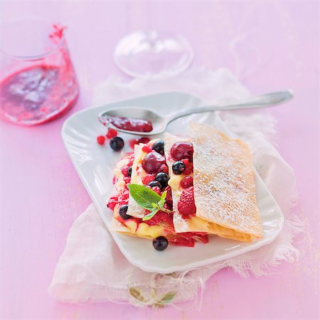 simsearch:825-06816057,k - Summer fruit and lemon curd mille-feuille Photographie de stock - Rights-Managed, Code: 825-07078098