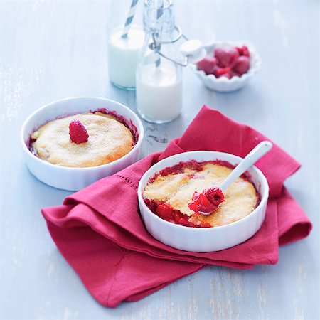 simsearch:825-06816057,k - Individual raspberry and apple pies Photographie de stock - Rights-Managed, Code: 825-07078106