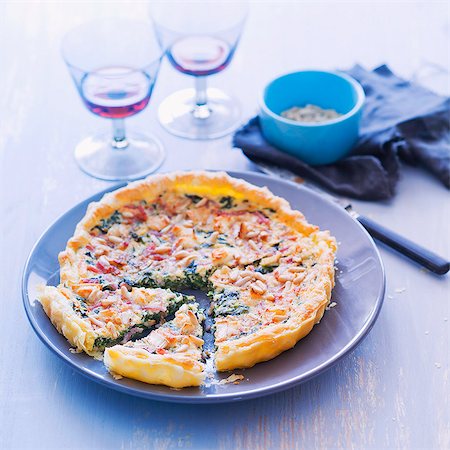 simsearch:652-07655955,k - Spinach and pine nut pizza Photographie de stock - Rights-Managed, Code: 825-07078103
