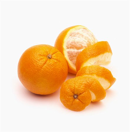 peeling - Whole orange and half-peeled orange Foto de stock - Con derechos protegidos, Código: 825-07078129