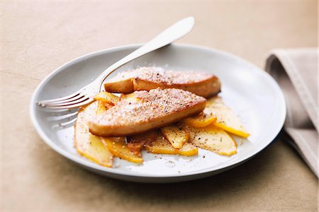 simsearch:825-07649373,k - Pan-fried foie gras with apples Photographie de stock - Rights-Managed, Code: 825-07078122