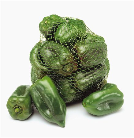 simsearch:652-03804467,k - String bag of green peppers Photographie de stock - Rights-Managed, Code: 825-07078215