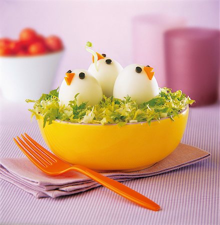 Lettuce salad with chick-shaped hard-boiled eggs Foto de stock - Con derechos protegidos, Código: 825-07078228