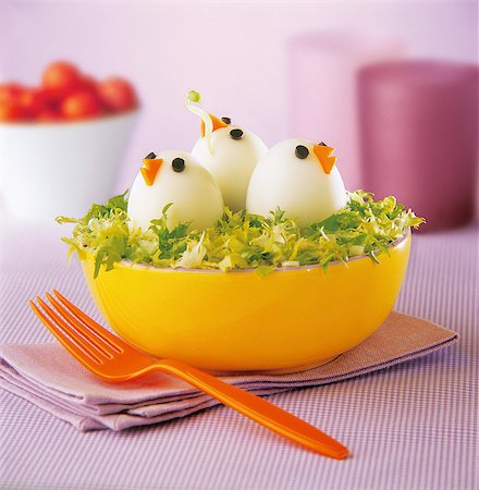 simsearch:825-07077942,k - Lettuce salad with chick-shaped hard-boiled eggs Foto de stock - Con derechos protegidos, Código: 825-07078228