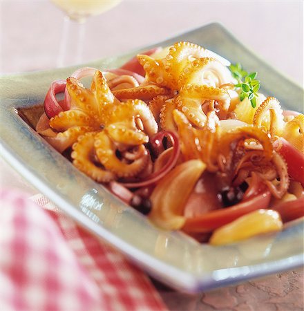 sepia - Octopus with red onions Photographie de stock - Rights-Managed, Code: 825-07078247