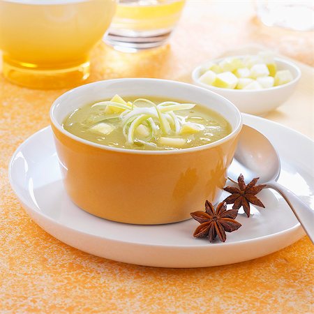 simsearch:825-07078419,k - Leek,celery and apple soup with star anise Foto de stock - Con derechos protegidos, Código: 825-07078351