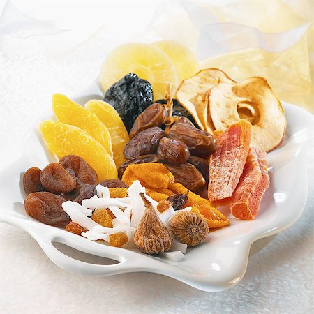 simsearch:825-05988657,k - Dish of dried fruit Stockbilder - Lizenzpflichtiges, Bildnummer: 825-07078414