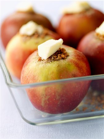 simsearch:652-05809338,k - Apples in a baking dish before cooking in the oven Stock Photo - Rights-Managed, Code: 825-07522106