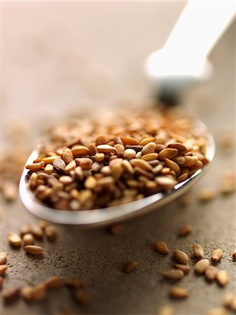 sesame - Spoonful of sesame seeds Photographie de stock - Rights-Managed, Code: 825-07522107