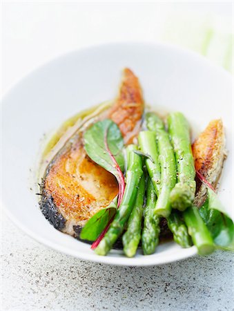 salmon on grill - pan-fried green asparagus with grilled salmon and sweet soya sauce Stock Photo - Rights-Managed, Code: 825-07522119