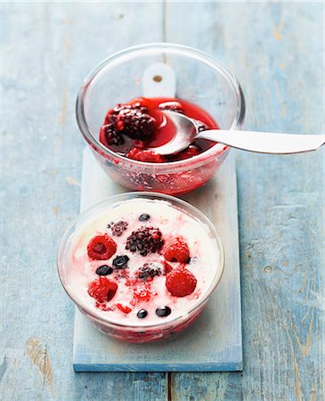 simsearch:652-06818682,k - Placing the summer fruit on the zabaglione Photographie de stock - Rights-Managed, Code: 825-07522112