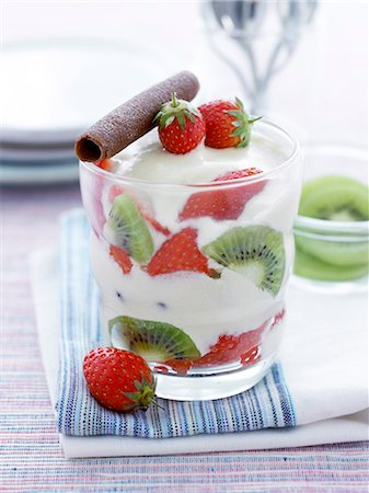 simsearch:825-05985425,k - Strawberry-kiwi Tiramisu Stockbilder - Lizenzpflichtiges, Bildnummer: 825-07522147