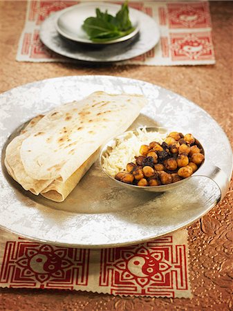 simsearch:652-07655771,k - Chapatis and grilled chickpeas Foto de stock - Con derechos protegidos, Código: 825-07522168