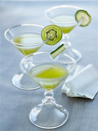 simsearch:652-05807556,k - Floc de Gascogne cocktail with cucumber,kiwi and combava Photographie de stock - Rights-Managed, Code: 825-07522177