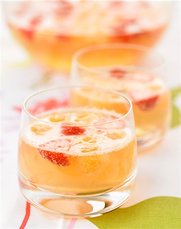 simsearch:825-07522470,k - Champagne,strawberry and peach liqueur cocktail Photographie de stock - Rights-Managed, Code: 825-07522186