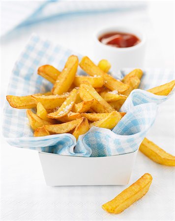 simsearch:825-05815251,k - Homemade chips Stock Photo - Rights-Managed, Code: 825-07522197
