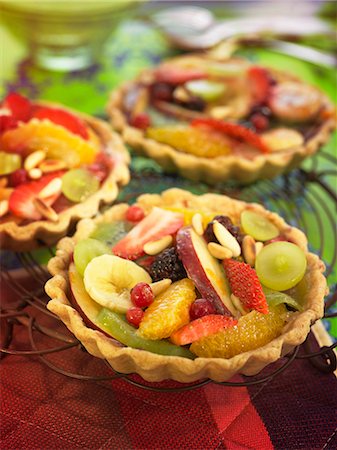 simsearch:652-07655557,k - Fruit and agar-agar tartlets Foto de stock - Con derechos protegidos, Código: 825-07522222