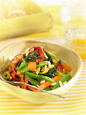 simsearch:652-05809131,k - Wakame seaweed,green bean,carrot,red pepper,leek and pine nut salad Photographie de stock - Rights-Managed, Code: 825-07522234