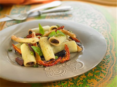 pasta - Macaronis stuffed with creamed olives,sun-dried tomatoes and razor clams Foto de stock - Con derechos protegidos, Código: 825-07522284