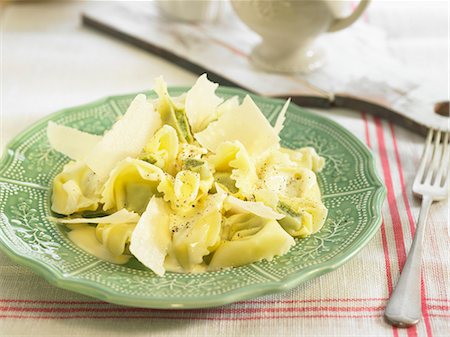 simsearch:825-07522610,k - Tortellinis stuffed with spinach,parmesan and cream Stockbilder - Lizenzpflichtiges, Bildnummer: 825-07522288