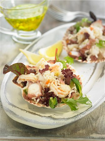 simsearch:652-07656397,k - Rice,shrimp,scallop,octopus,and monkfish salad served in scallop shells Foto de stock - Con derechos protegidos, Código: 825-07522290