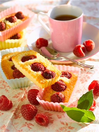 simsearch:825-06816057,k - Individual raspberry cakes Photographie de stock - Rights-Managed, Code: 825-07522342