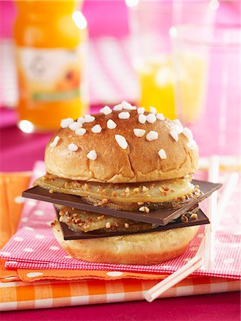 simsearch:825-07522700,k - Pear and chocolate brioche burger Stock Photo - Rights-Managed, Code: 825-07522354