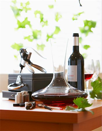 Decanter and bottle of red wine Stockbilder - Lizenzpflichtiges, Bildnummer: 825-07522356